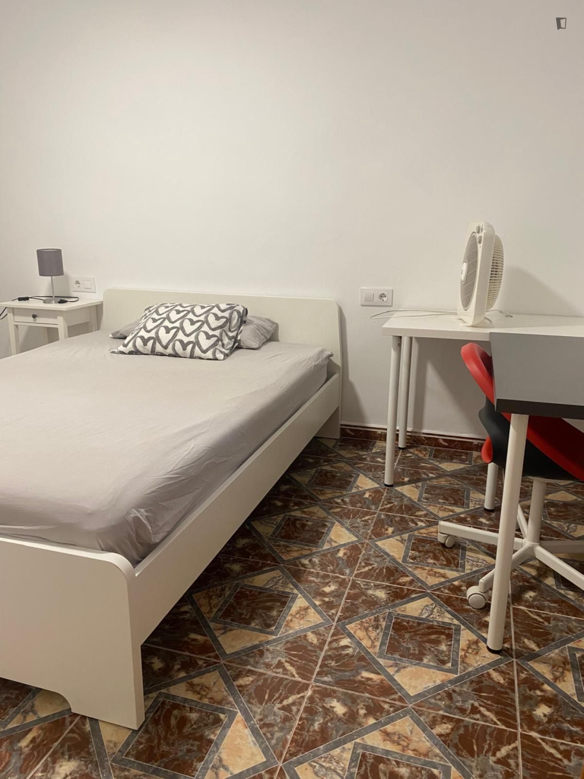 Dormitori de Apartament per a compartir en  Almería Capital amb Aire condicionat, Moblat i Forn