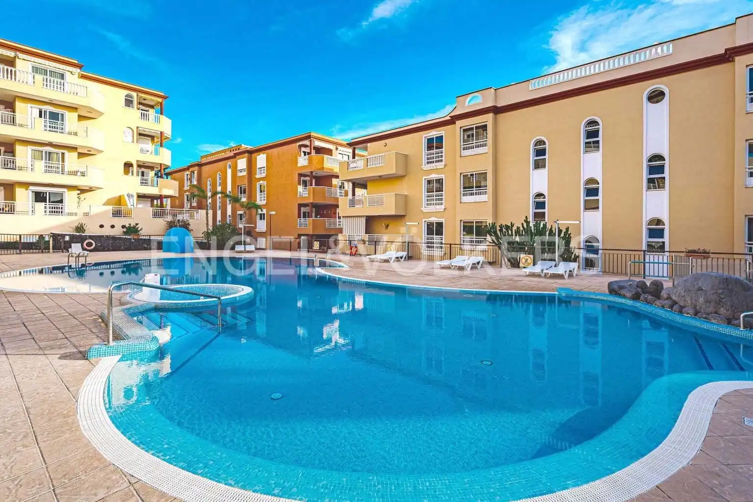 Vista exterior de Piso en venta en Adeje con Terraza, Piscina y Amueblado