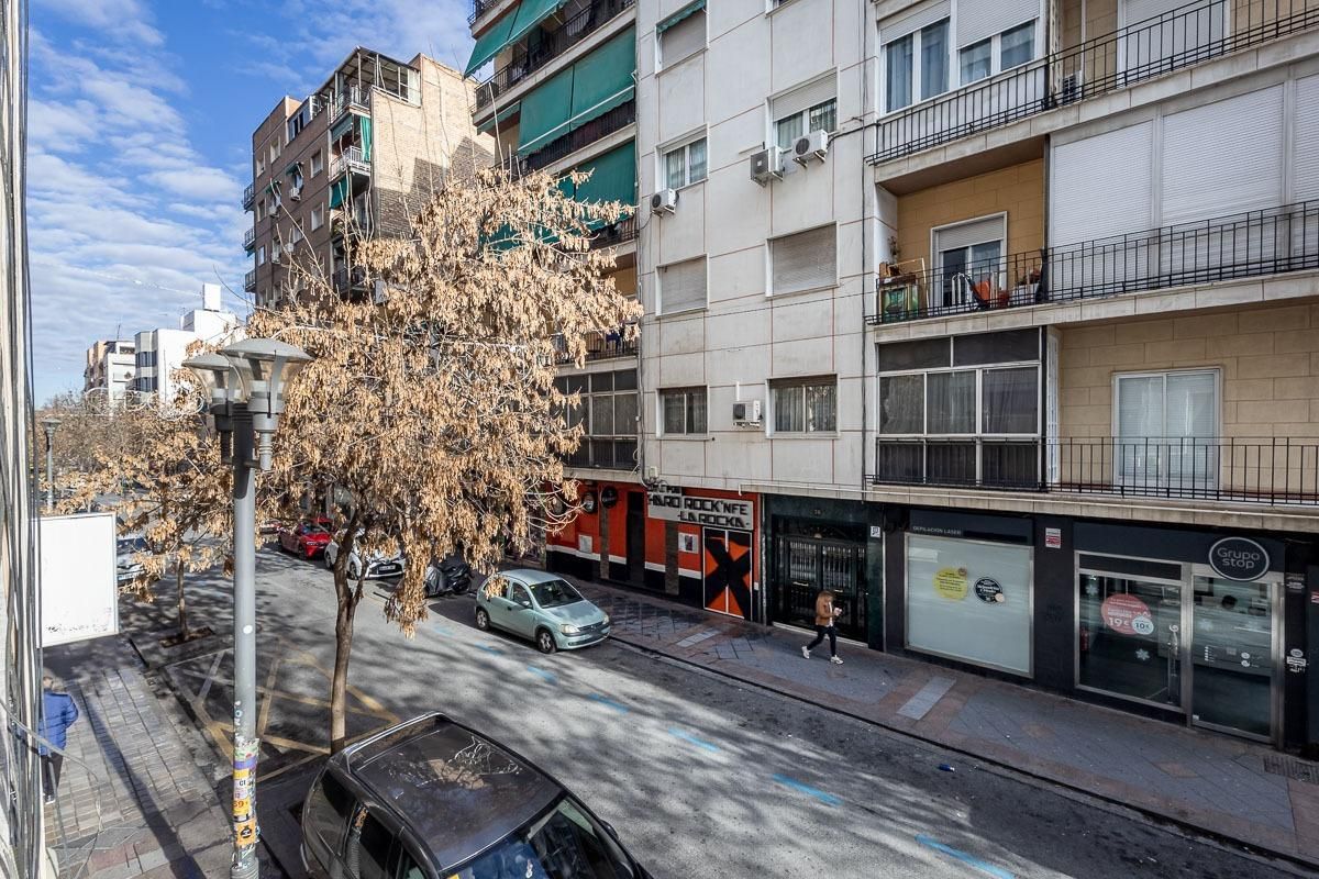 Vista exterior de Piso en venta en  Granada Capital con Calefacción, Trastero y Balcón