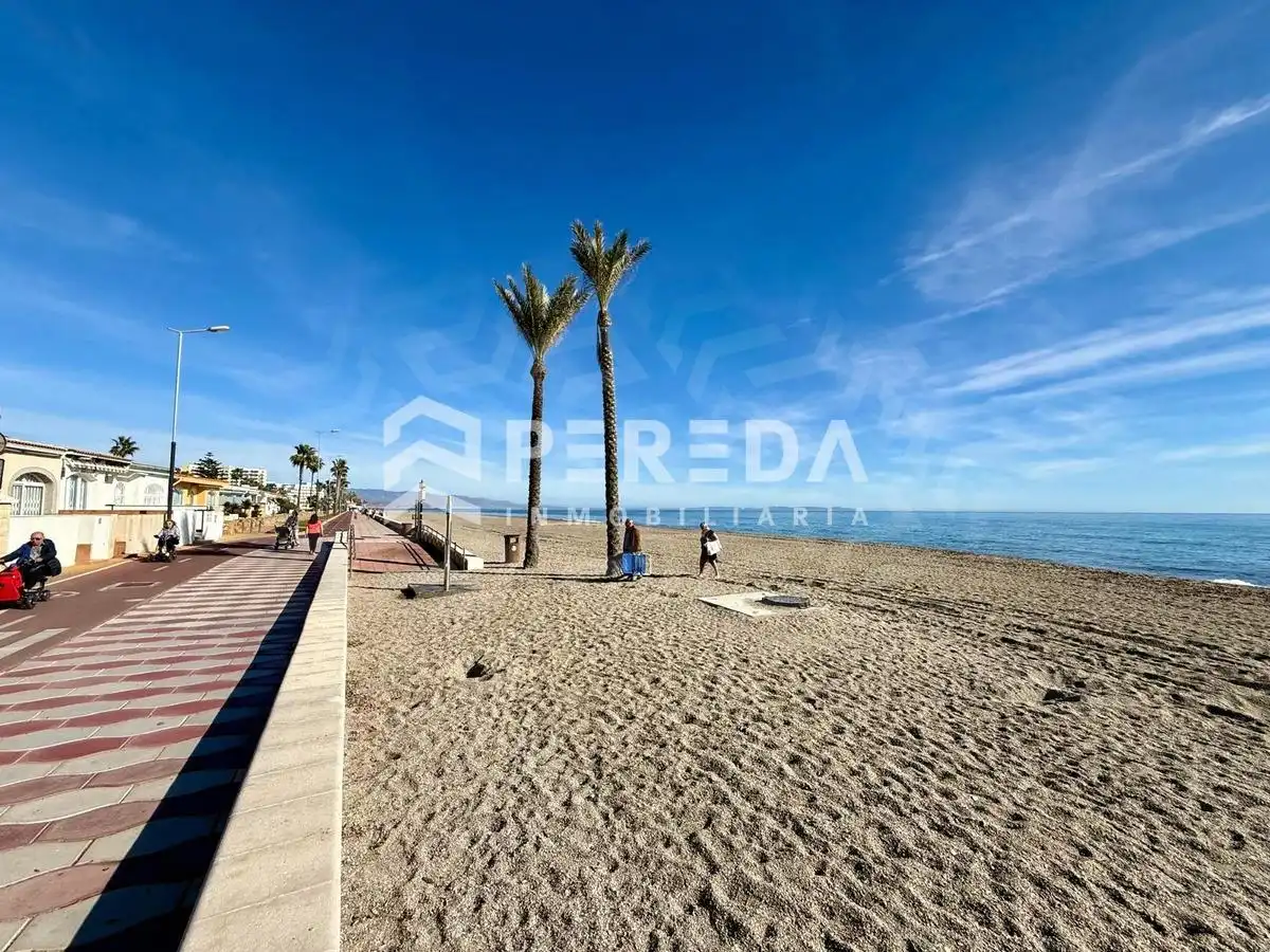 Außenansicht von Erdgeschoss zum Verkauf in Roquetas de Mar mit Privatgarten, Möbliert und Gemeinschaftspool