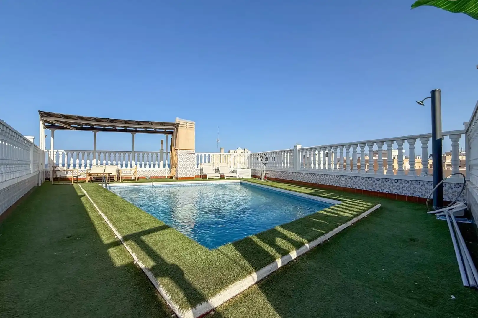 Schwimmbecken von Dachboden zur Miete in Torrevieja mit Klimaanlage, Privatgarten und Terrasse