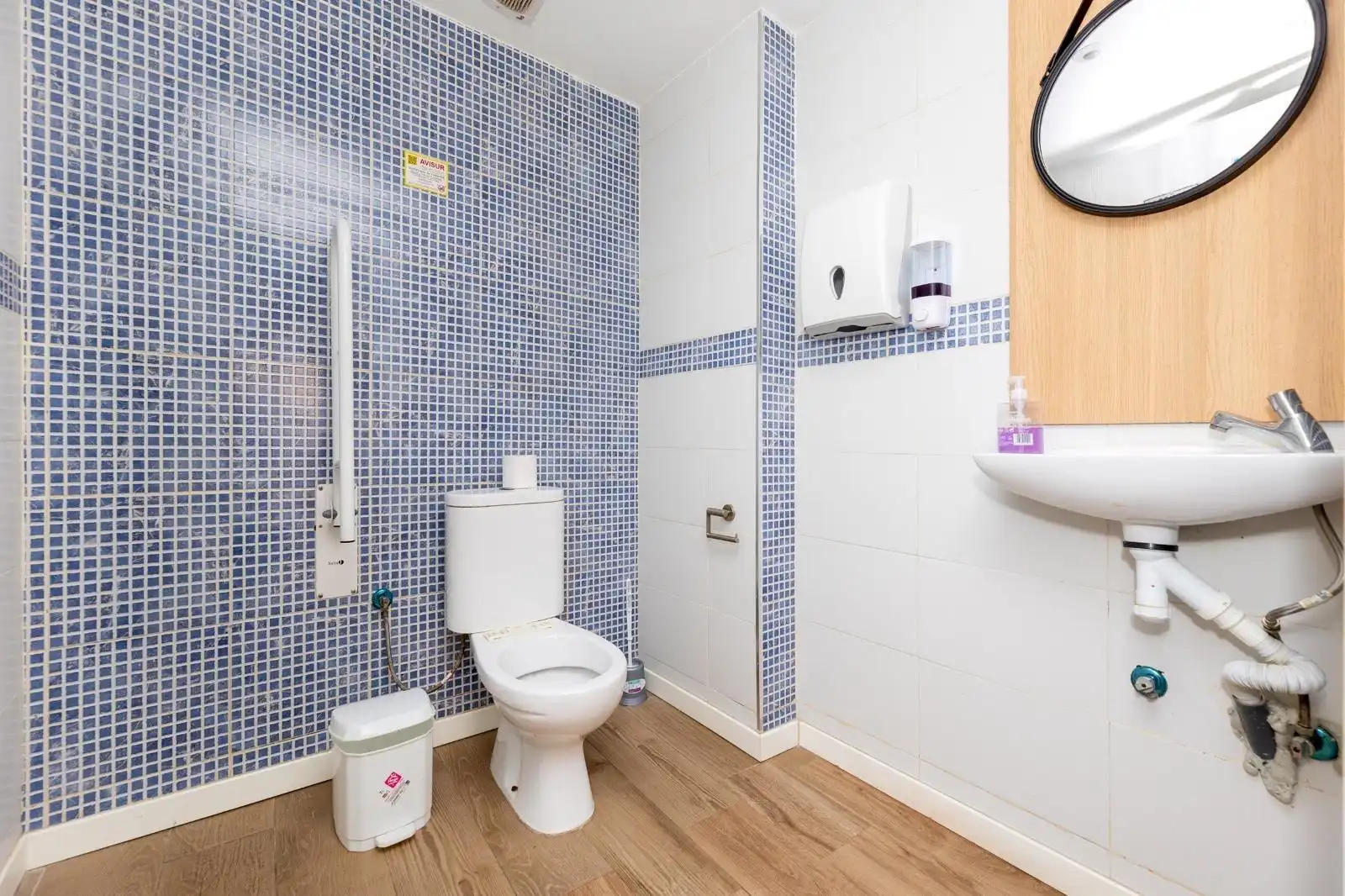 Baño de Local en venta en Granada con Aire acondicionado y Amueblado