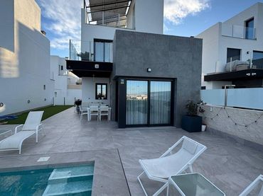 Chalet con piscina en venta en Los Balcones - Los Altos