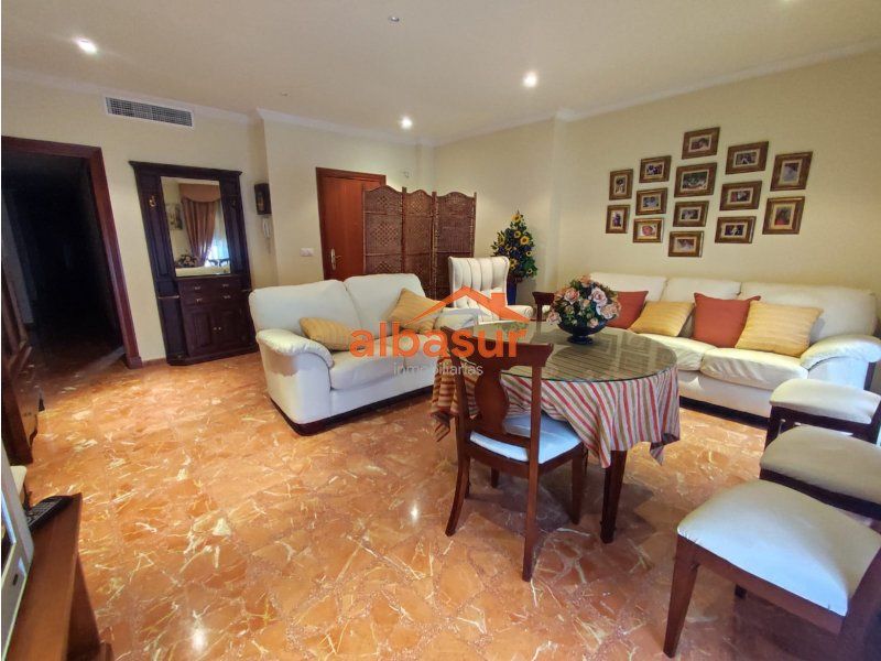 Sala d'estar de Pis en venda en Fernán-Núñez amb Aire condicionat, Calefacció i Moblat