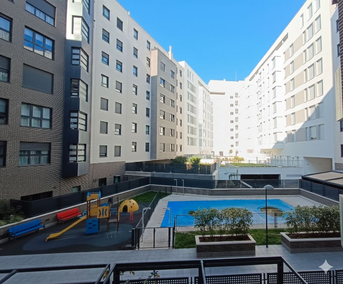 Piscina de Pis en venda en  Madrid Capital amb Aire condicionat, Calefacció i Jardí privat