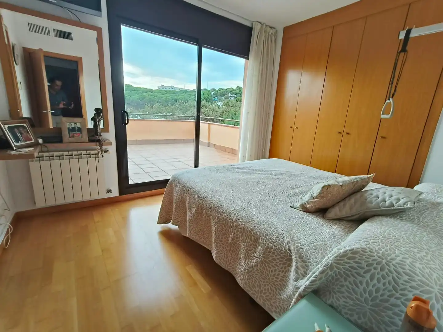 Schlafzimmer von Haus oder Chalet zum Verkauf in Arenys de Mar mit Klimaanlage, Heizung und Privatgarten