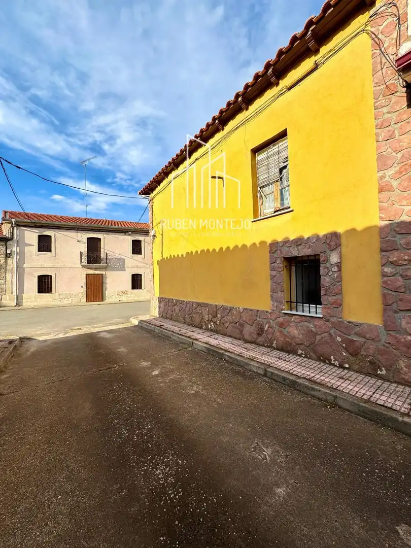 Vista exterior de Casa o xalet en venda en Calzada de Valdunciel amb Terrassa