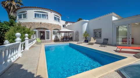 Espectacular mansión al canal con amarre de 28m y piscina privada en Empuriabrava