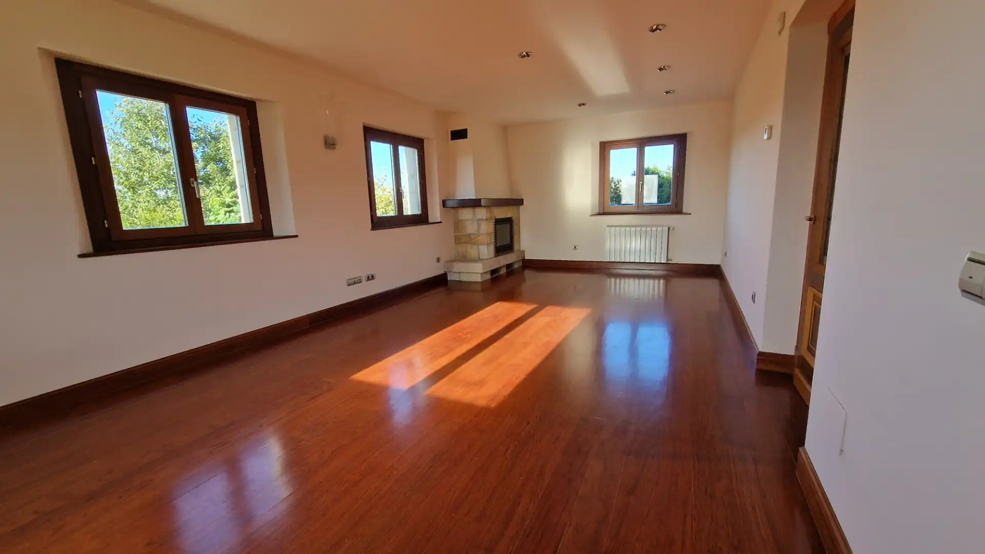 Sala d'estar de Casa o xalet en venda en Gijón  amb Calefacció, Jardí privat i Parquet