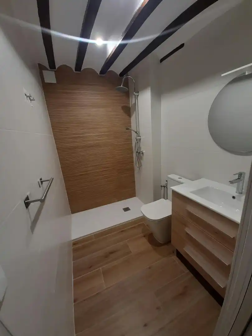 Bany de Apartament de lloguer en Úbeda amb Aire condicionat, Calefacció i Moblat