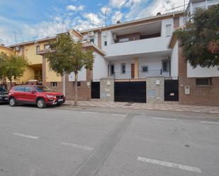 Vista exterior de Casa adosada en venda en Churriana de la Vega amb Aire condicionat, Jardí privat i Terrassa