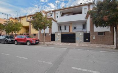 Vista exterior de Casa adosada en venda en Churriana de la Vega amb Aire condicionat, Jardí privat i Terrassa