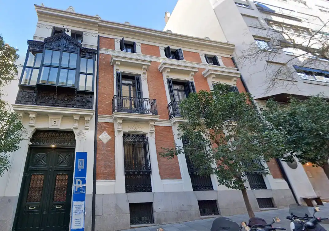 Pis amb balcó en venda a Barrio de Salamanca