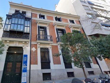 Flat with balcony for sale in Barrio de Salamanca