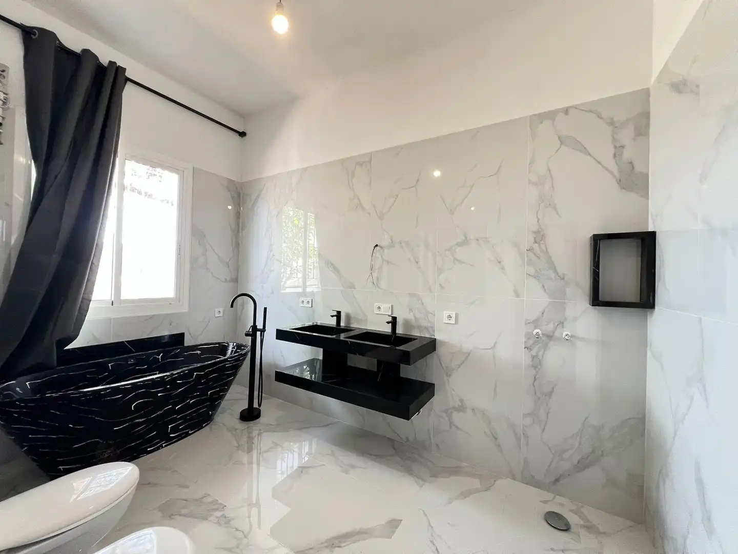 Bany de Casa o xalet en venda en Orihuela amb Aire condicionat, Jardí privat i Terrassa