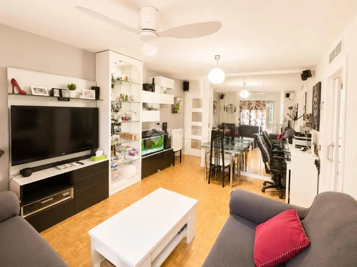 Sala de estar de Piso en venta en San Fernando de Henares con Aire acondicionado, Calefacción y Parquet
