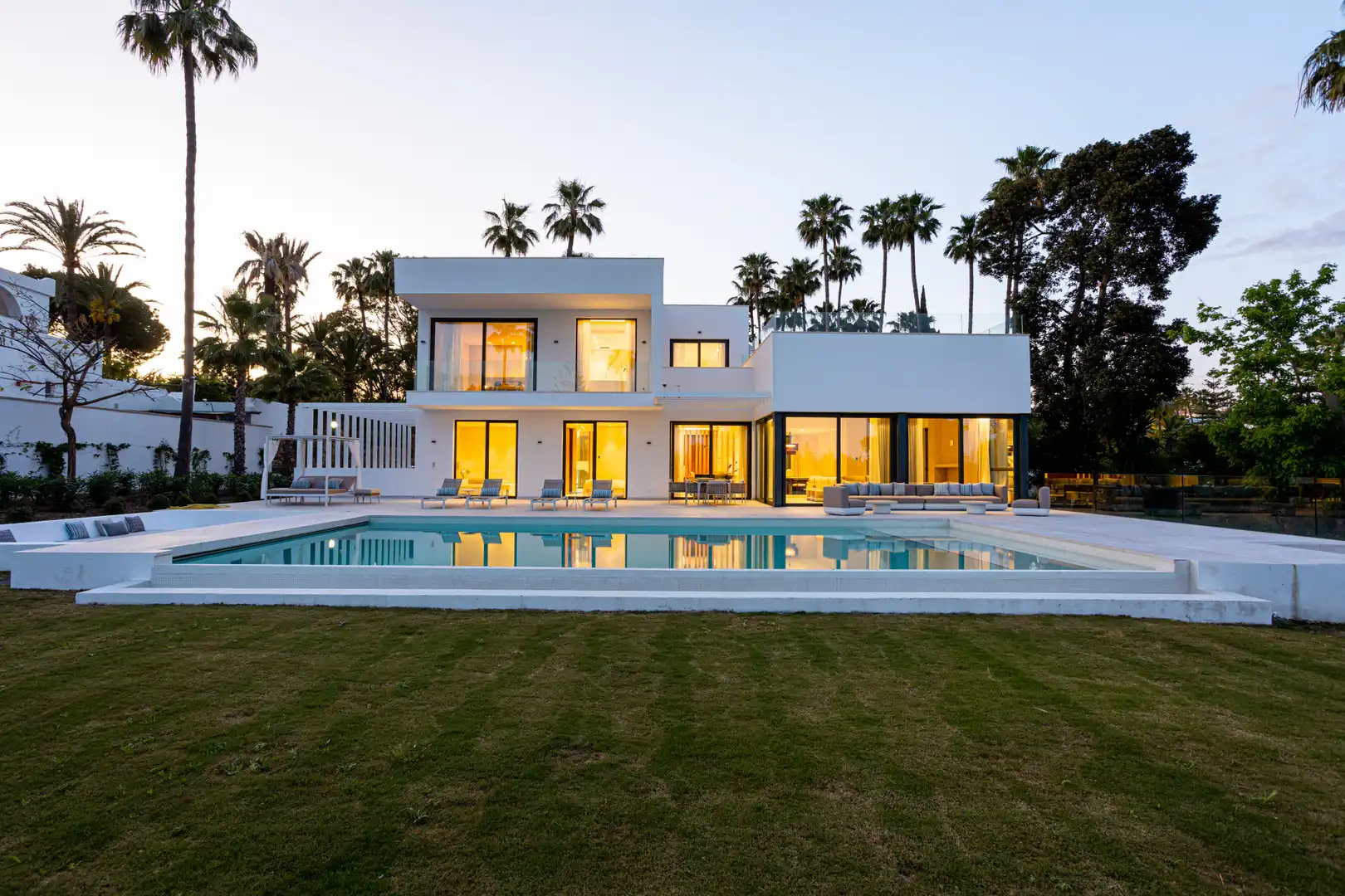 Vista exterior de Casa o xalet en venda en Estepona amb Aire condicionat, Calefacció i Jardí privat