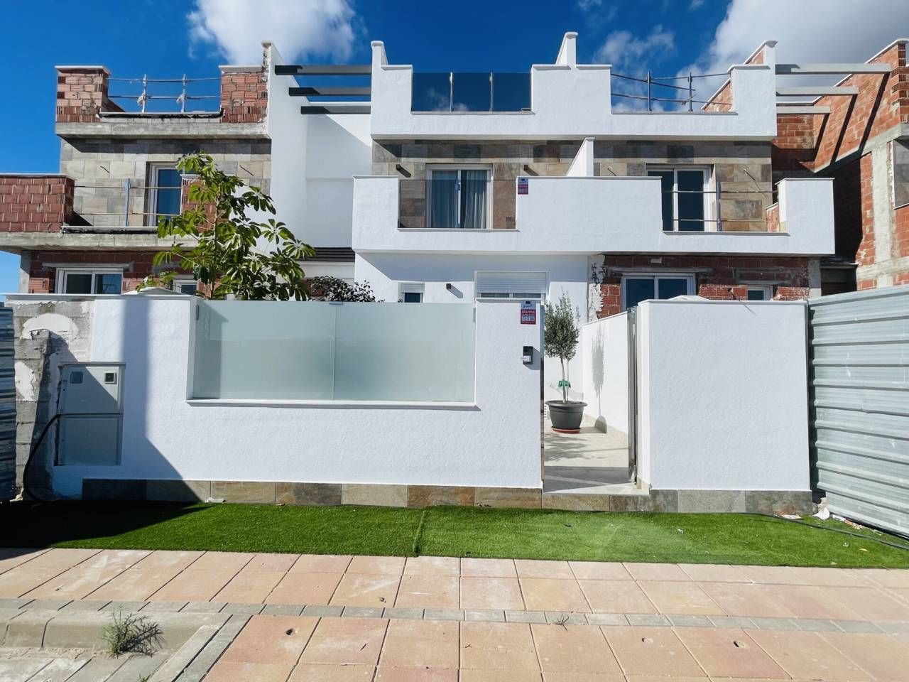 Vista exterior de Casa adosada en venda en Los Alcázares amb Aire condicionat, Calefacció i Terrassa