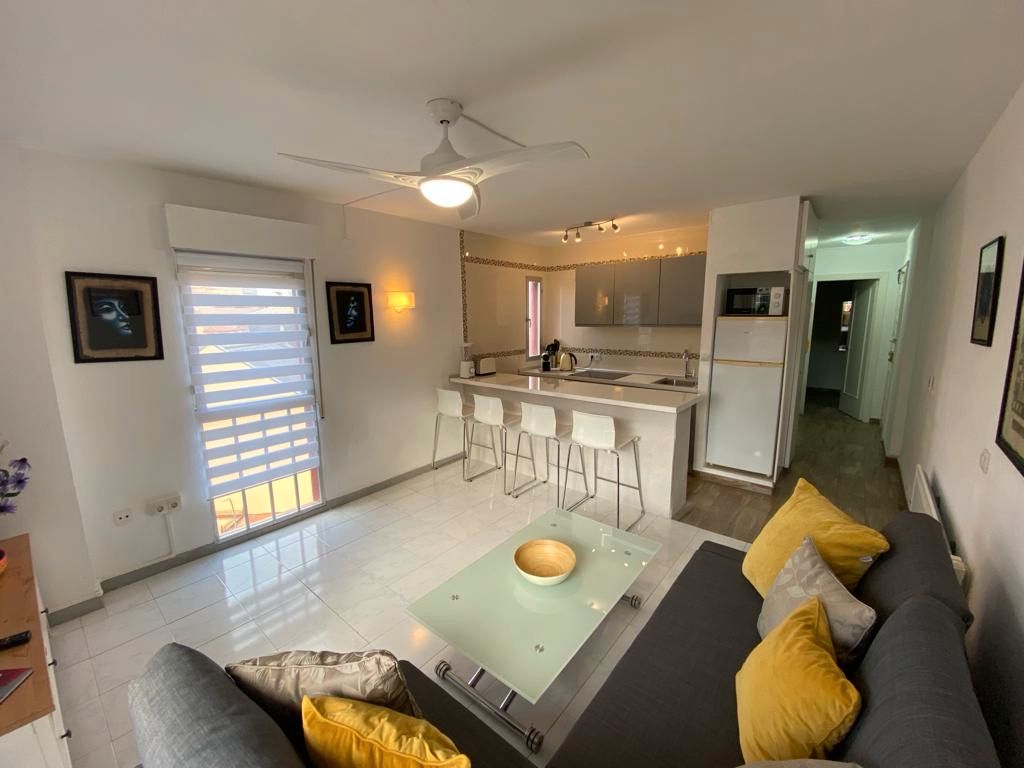 Sala d'estar de Apartament en venda en Benalmádena amb Aire condicionat, Terrassa i Moblat