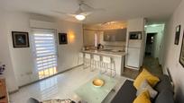 Sala d'estar de Apartament en venda en Benalmádena amb Aire condicionat, Terrassa i Moblat