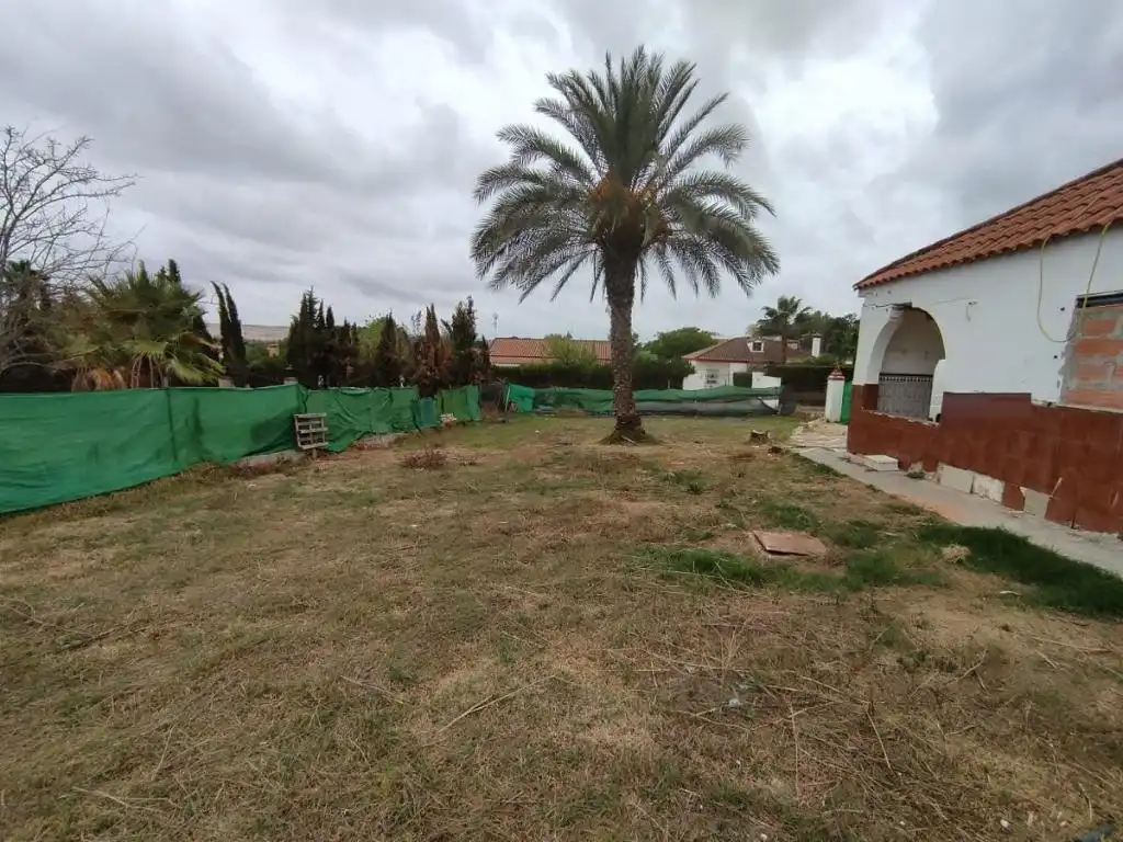Chalet con piscina en venta en Calle Sierra de Aracena 38