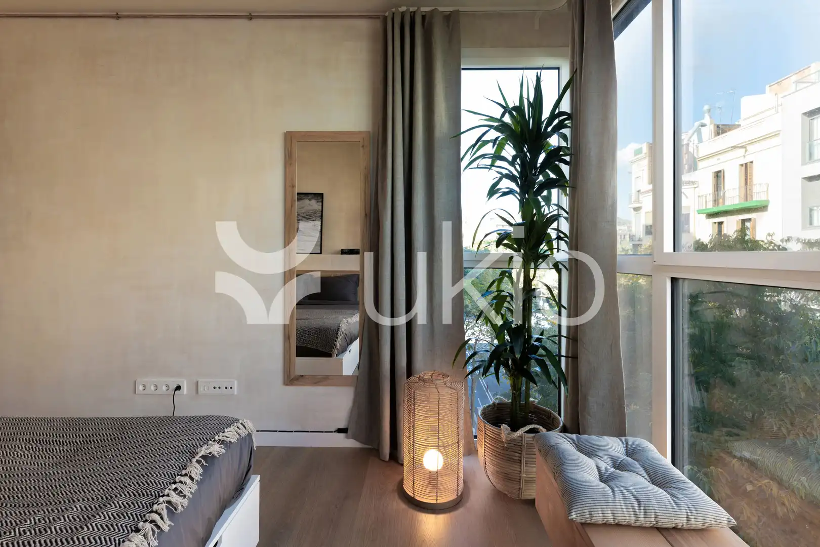 Dormitori de Apartament de lloguer en Barcelona amb Aire condicionat, Calefacció i Moblat