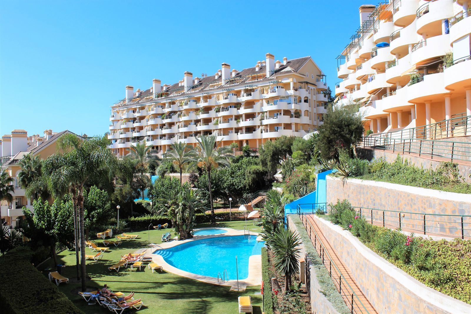 Exterior view of Flat for sale in Marbella  with Air Conditioner, Terrace and Storage room