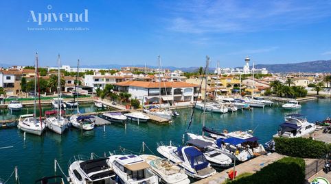 Apartamento con espectaculares vistas al canal, a 3 minutos de la playa de Empuriabrava