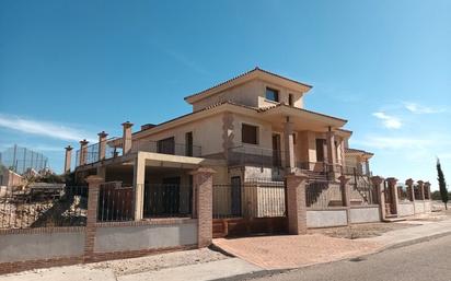 Vista exterior de Apartament en venda en Layos amb Jardí privat i Terrassa