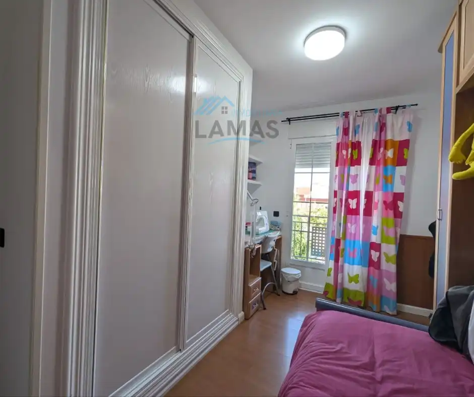 Schlafzimmer von Einfamilien-Reihenhaus zum Verkauf in Navalmoral de la Mata mit Klimaanlage, Heizung und Terrasse
