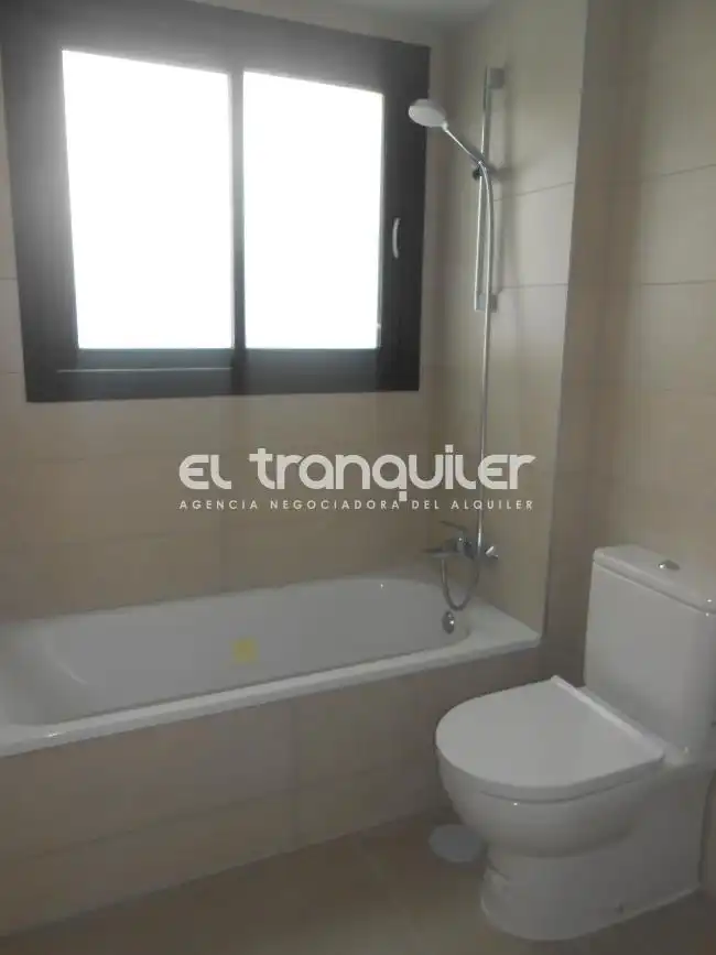 Bany de Pis de lloguer en Madrid amb Aire condicionat, Terrassa i Piscina