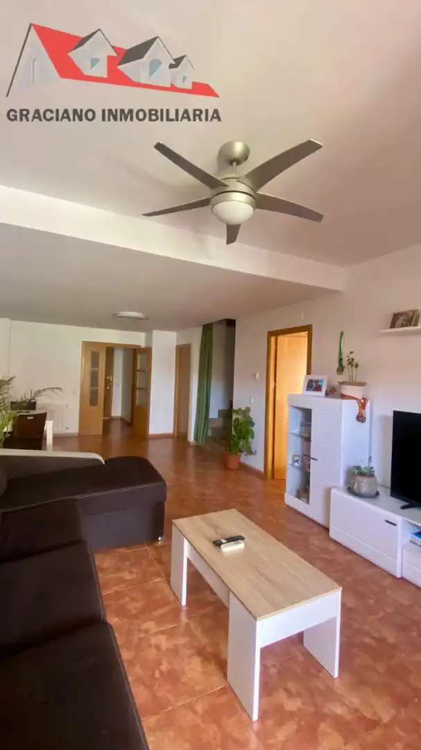 Sala d'estar de Casa adosada en venda en Albacete amb Calefacció, Jardí privat i Terrassa