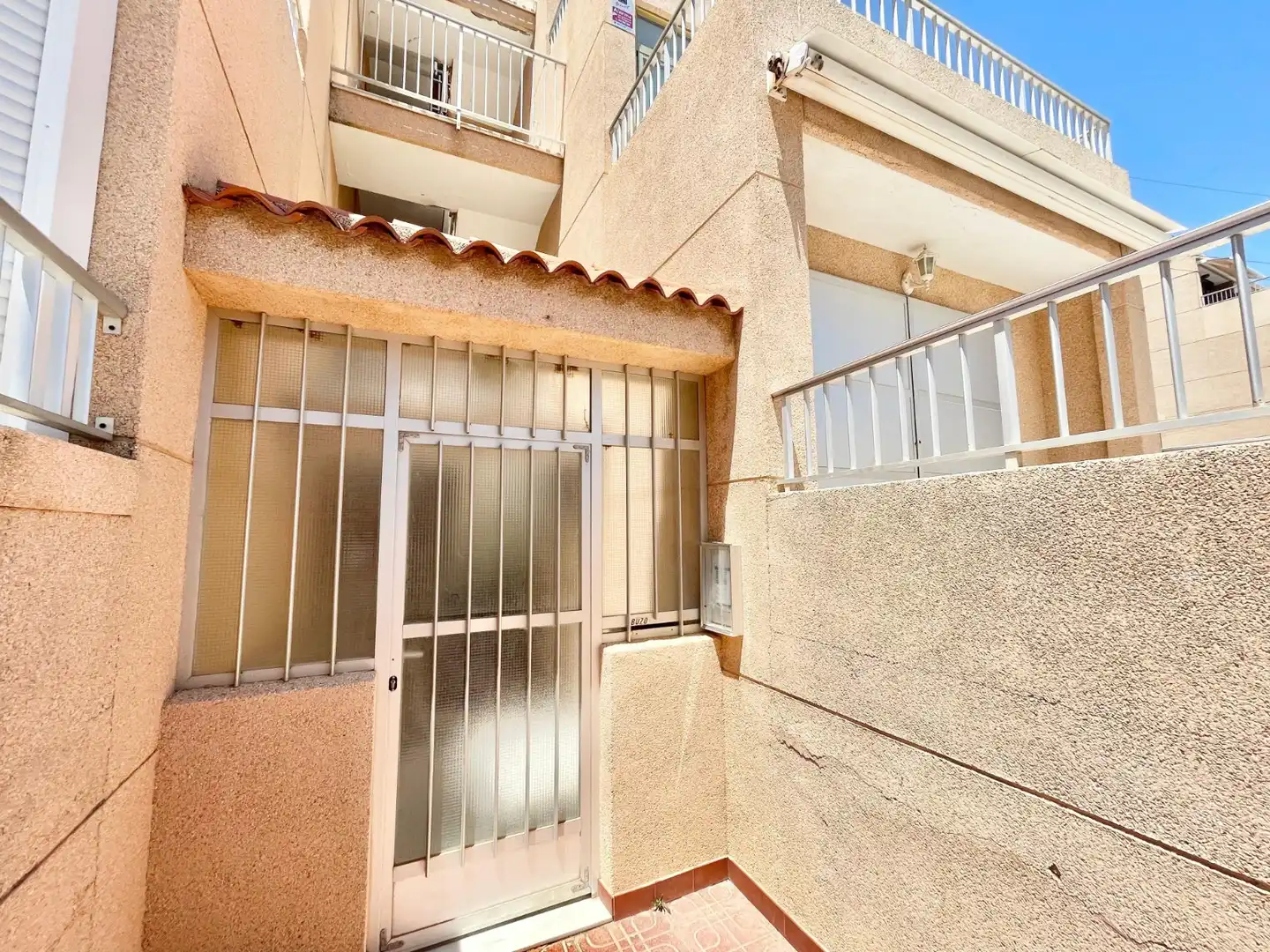 Außenansicht von Erdgeschoss zur Miete in Torrevieja mit Klimaanlage, Heizung und Terrasse