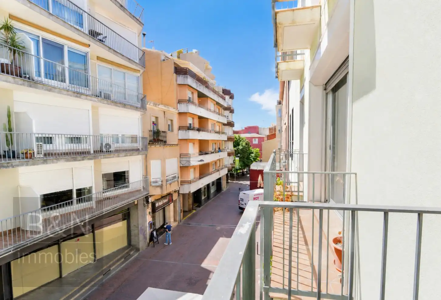 Vista exterior de Piso en venta en Terrassa con Aire acondicionado, Calefacción y Balcón