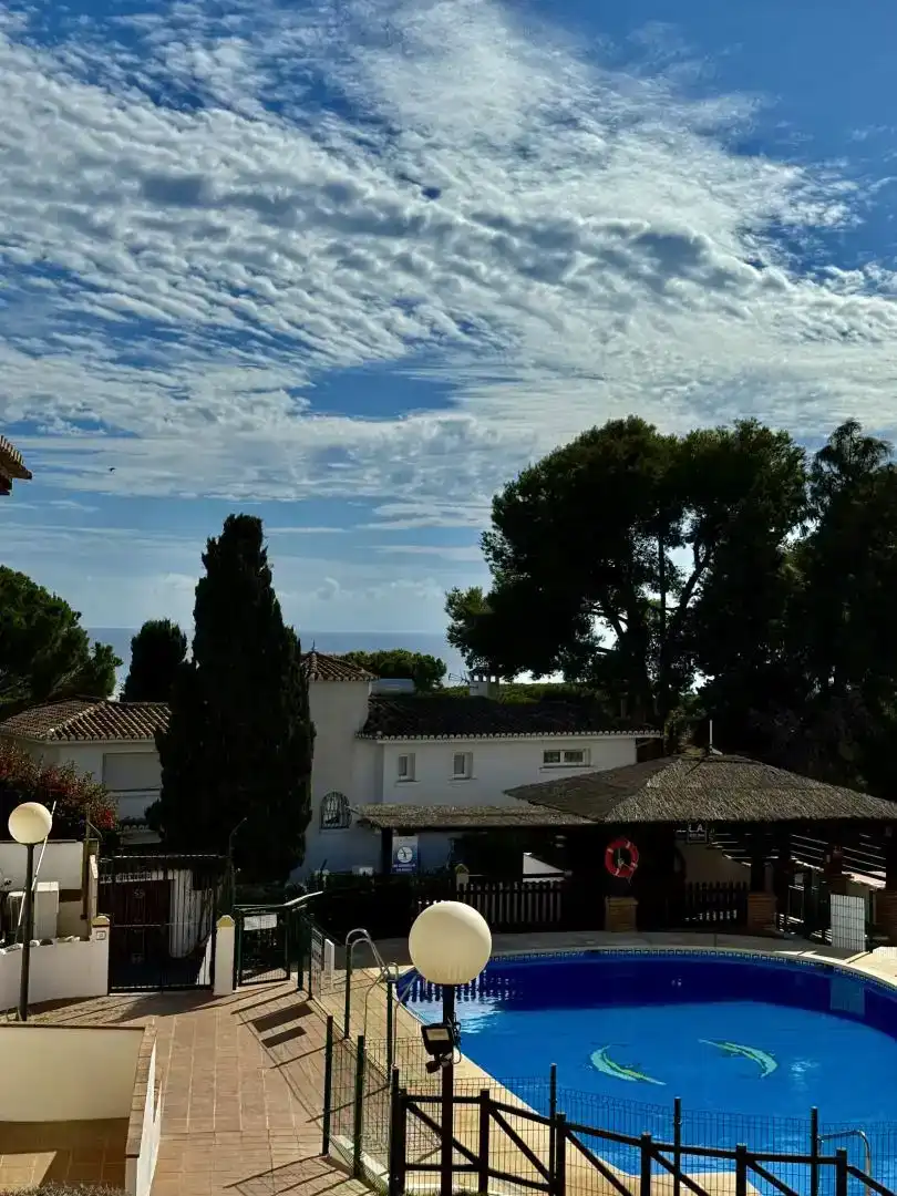 Vista exterior de Dúplex de lloguer en Mijas amb Aire condicionat, Jardí privat i Piscina