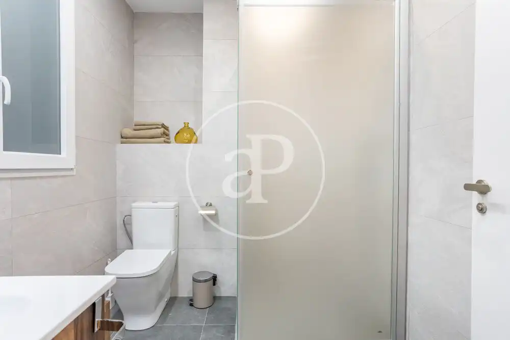 Bathroom of Flat for rent in Valencia  with Air Conditioner, Heating and Terrace