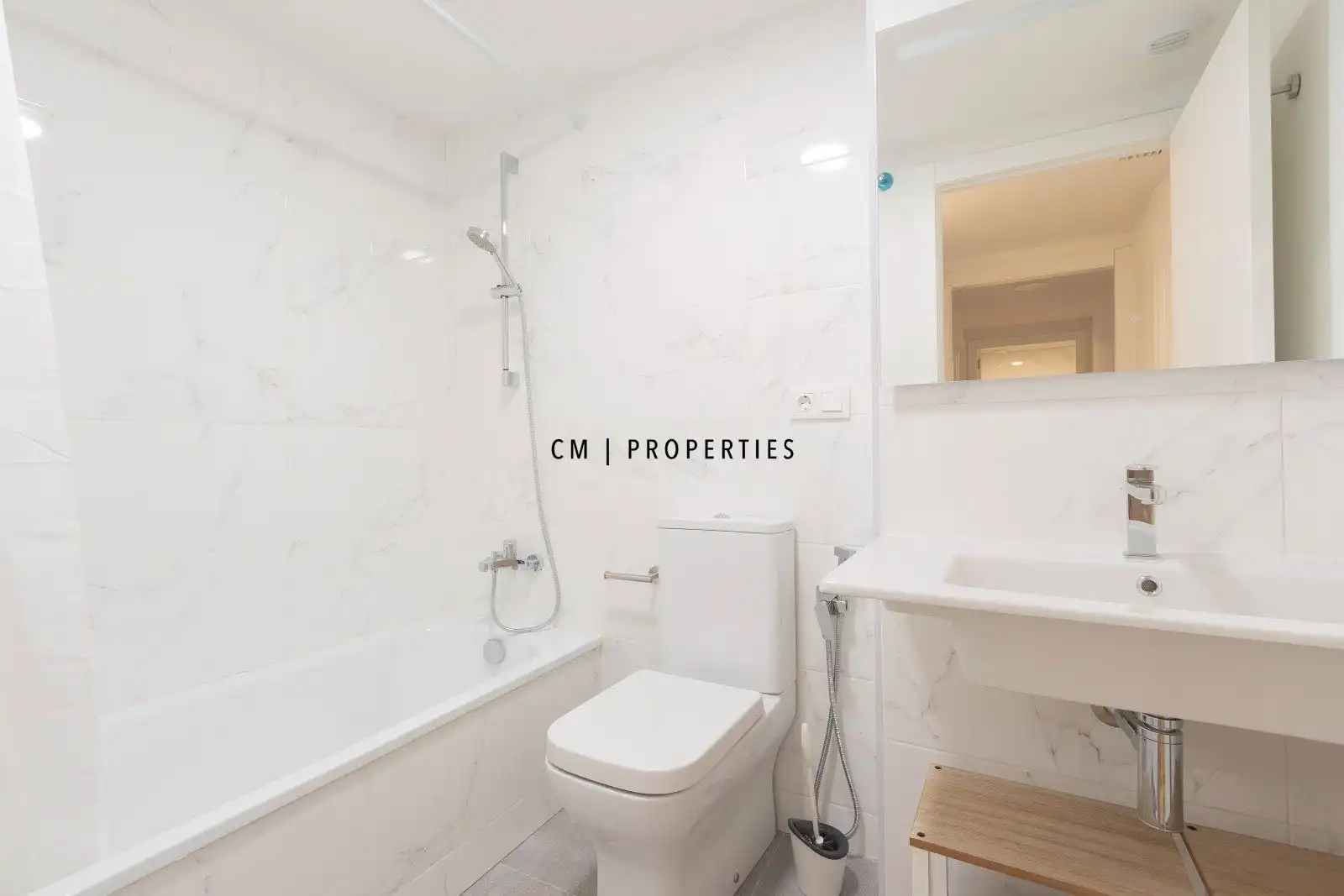 Bathroom of Flat for rent in Valencia  with Air Conditioner, Heating and Furnished
