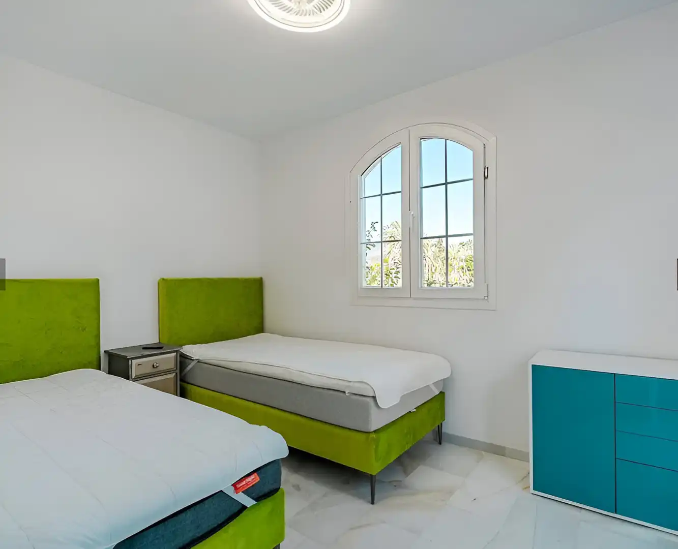 Dormitori de Casa adosada en venda en Estepona amb Aire condicionat, Jardí privat i Terrassa