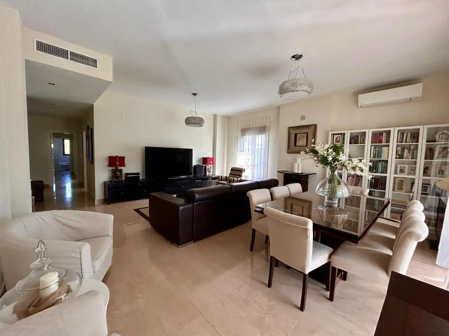 Sala d'estar de Casa o xalet en venda en Alcalá de Guadaira amb Aire condicionat, Jardí privat i Traster