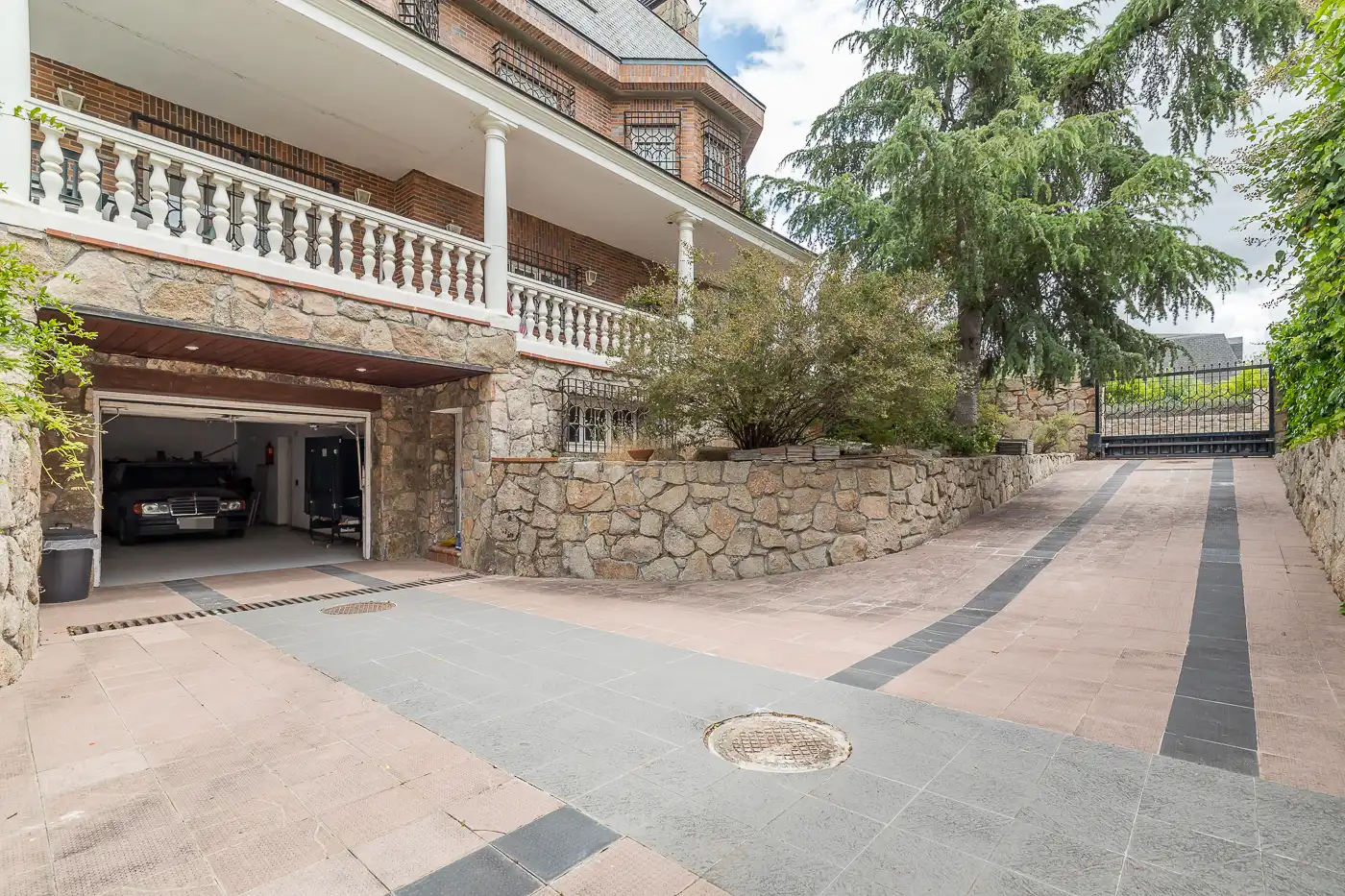 Vista exterior de Casa o xalet en venda en Pozuelo de Alarcón amb Aire condicionat, Jardí privat i Parquet