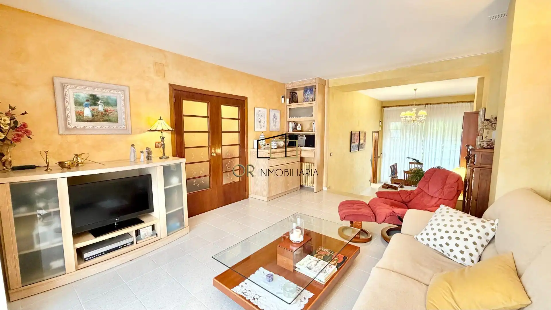 Sala d'estar de Casa o xalet en venda en Vilafranca del Penedès amb Aire condicionat, Calefacció i Jardí privat