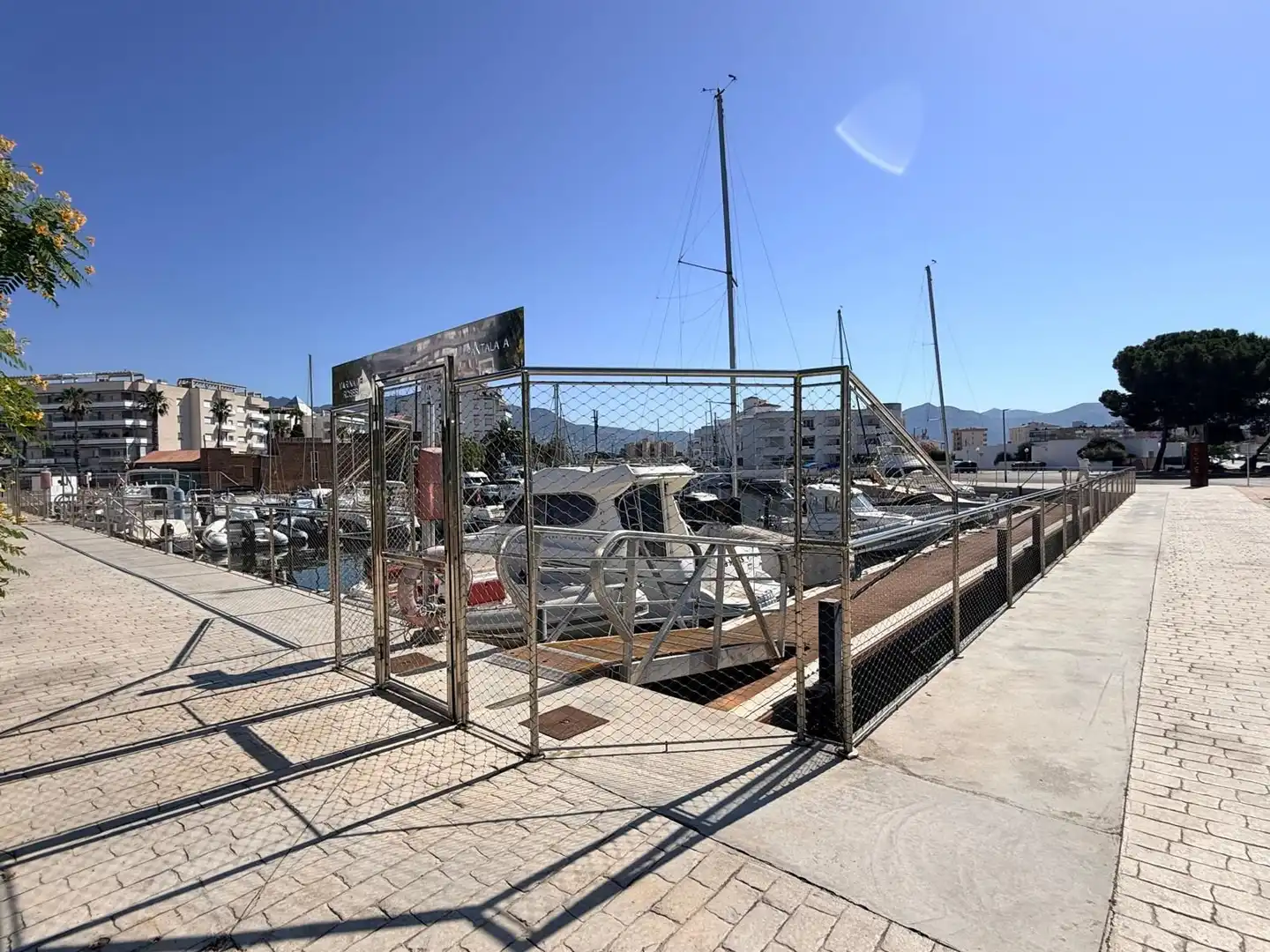 Aparcament de Estudi en venda en Roses amb Calefacció, Terrassa i Moblat