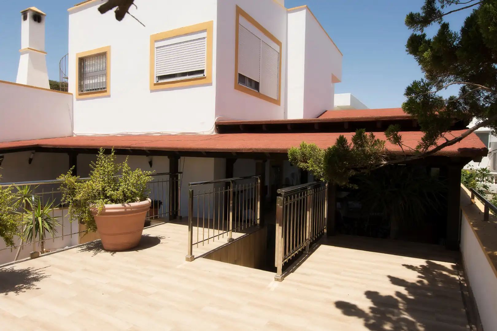 Vista exterior de Casa o xalet en venda en Carboneras amb Aire condicionat, Jardí privat i Terrassa