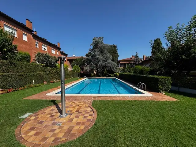Piscina de Casa adosada en venta en Sant Cugat del Vallès con Aire acondicionado, Calefacción y Parquet