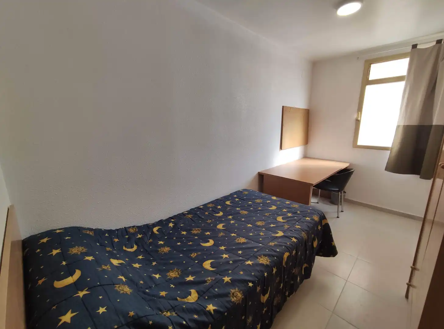 Room in Plaza Crevillente - Antiguos Juzgados - El Asilo