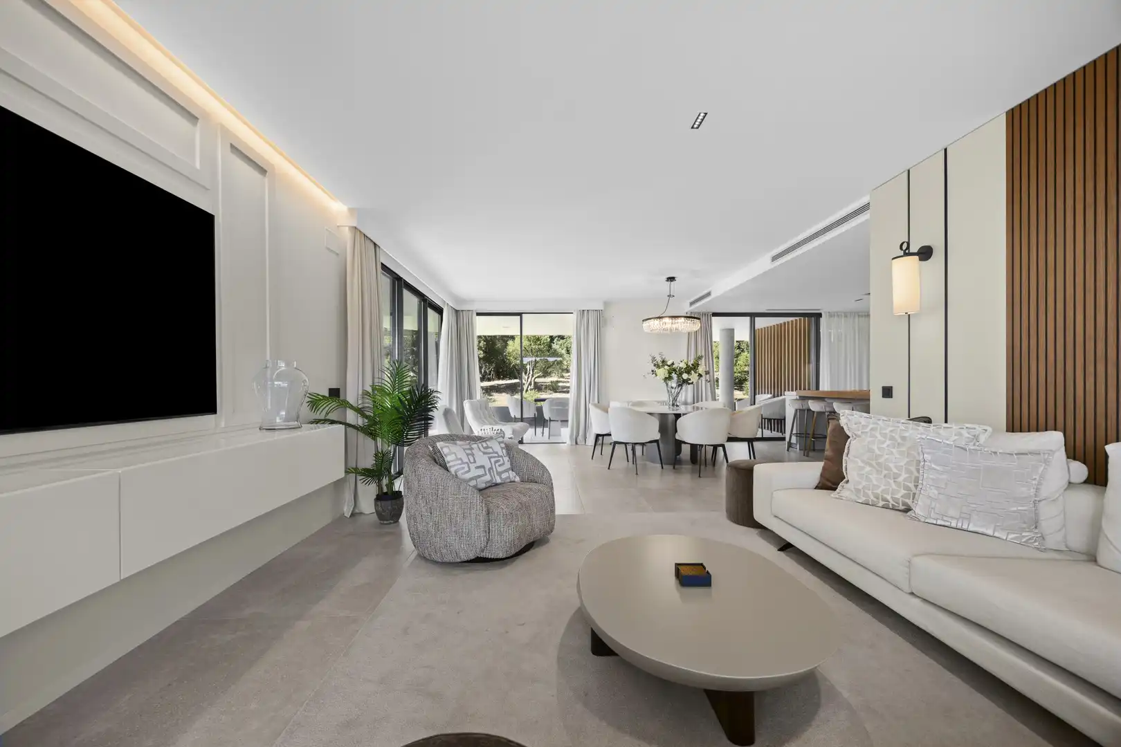 Wohnzimmer von Wohnungen zum Verkauf in Sotogrande mit Klimaanlage, Terrasse und Abstellraum