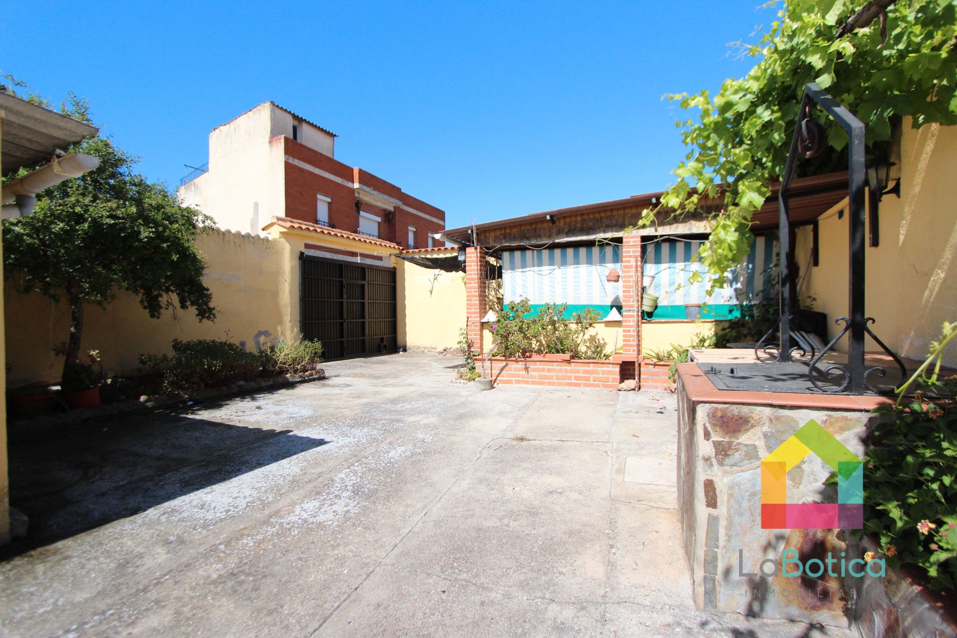 Vista exterior de Casa o xalet en venda en La Mata amb Calefacció
