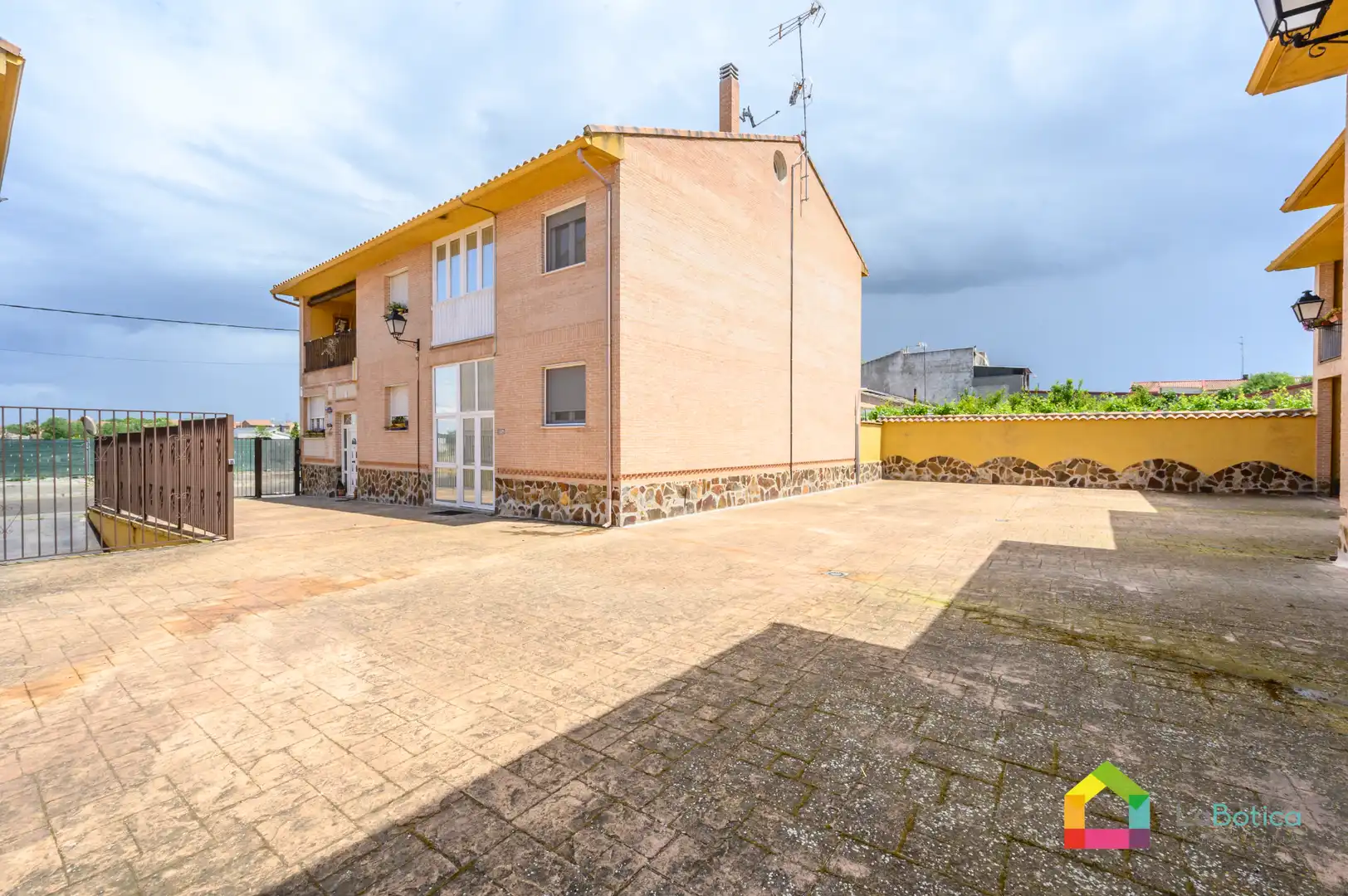 Exterior view of Detached homes for sale in Esquivias  with Air Conditioner, Heating and Balcony
