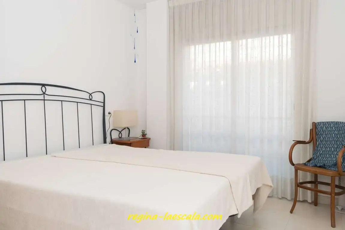 Schlafzimmer von Dachboden zum Verkauf in L'Escala mit Heizung, Terrasse und Möbliert