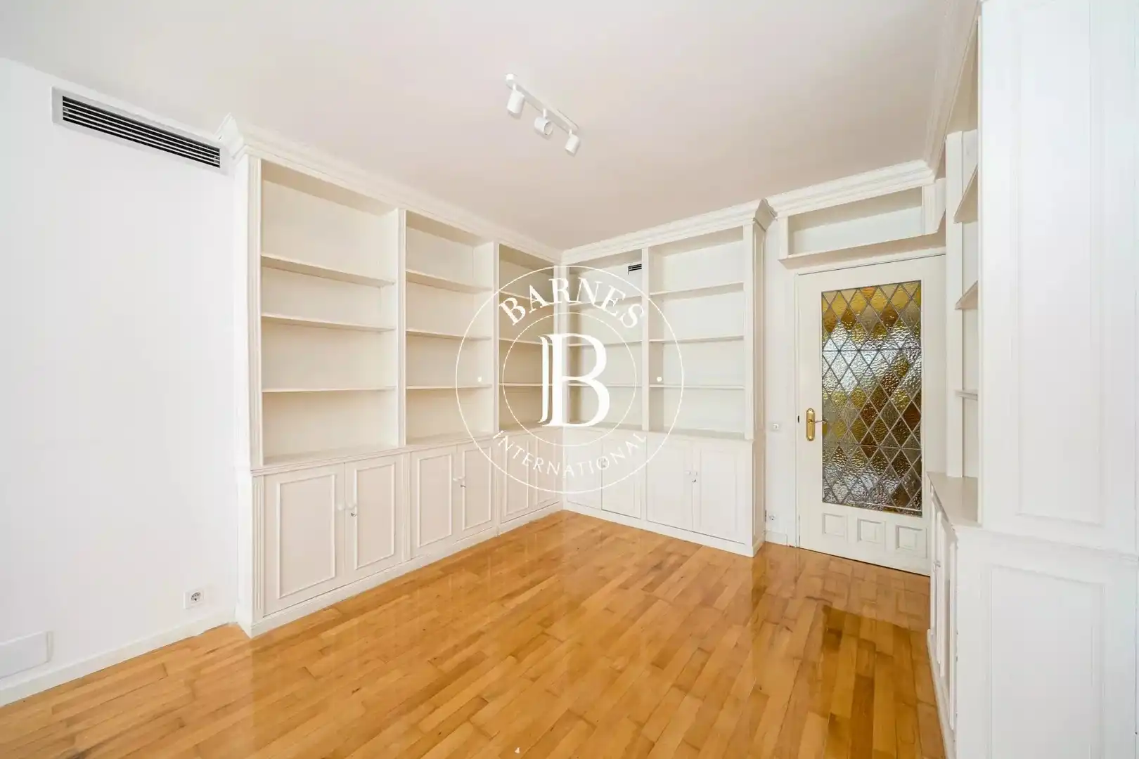 Living room of Flat for rent in Madrid  with Air Conditioner, Heating and Private garden